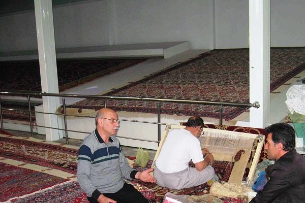 مرمت فرش های ۱۳۰ ساله حسینیه بیجار