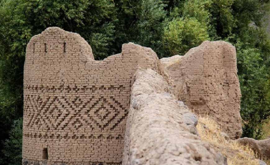 قلعه های تاریخی اردبیل به دلیل بی توجهی در حال از بین رفتن هستند