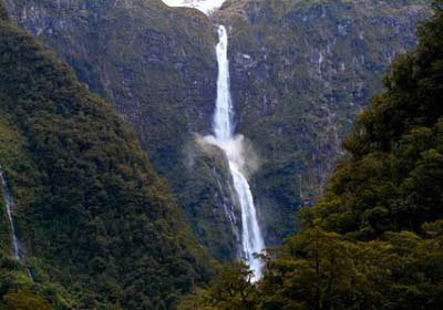 بزودی راه دسترسی به آبشار پیران که در زلزله سال گذشته تخریب شده بود بازسازی خواهد شد