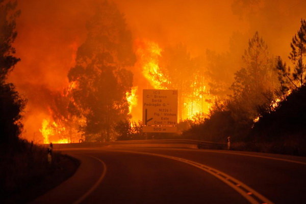 گسترش آتش‌سوزی‌های جنگلی به مناطق گردشگریِ پرتغال