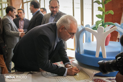 شهردار اصفهان میثاق نامه حقوق کودک را امضا کرد