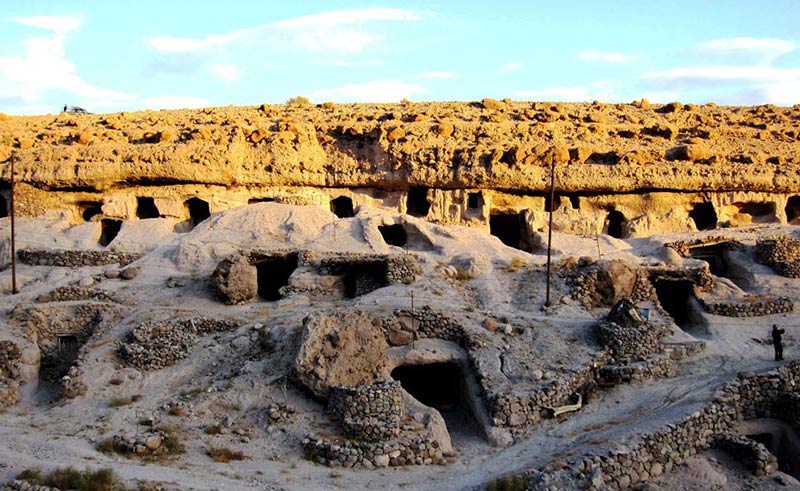 روستای چند هزار ساله در دل کوه سنگی
