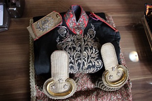 لباس سرتیپی ۱۱۶ ساله به موزه قاجار تبریز اهدا شد