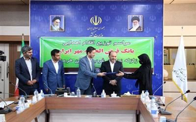 تحویل بسته‌های اهدایی بانک قرض‌الحسنه مهر ایران به زلزله‌زدگان غرب هرمزگان