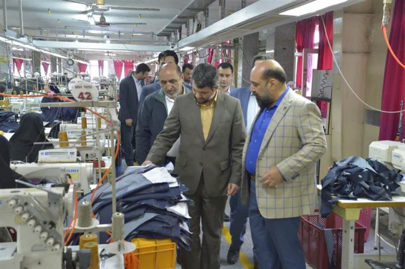 بازدید مشاور رئیس جمهور و دبیر شورای عالی مناطق آزاد کشور از واحد تولید پوشاک هپی لند