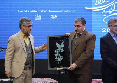 اهدای نشانهای نیشابور و تبریز به شهرداری خوی
